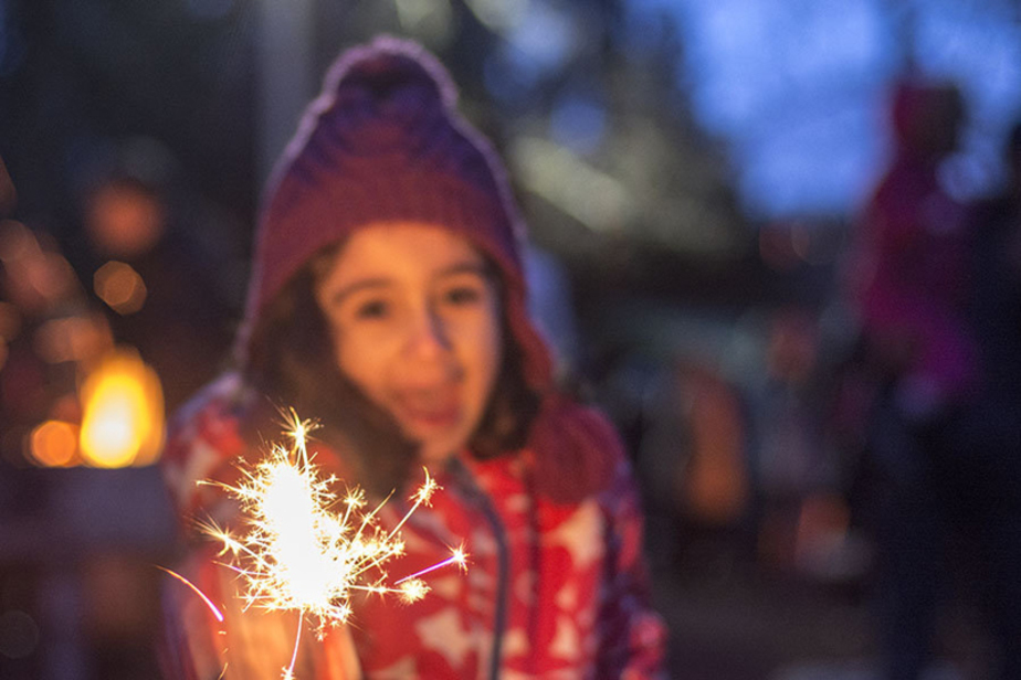 در مناطق گوناگون ایران در شب چهارشنبه سوری گاه سه کپه آتش (به نشانه سه پند بزرگ ایرانیان باستان: اندیشه نیک و کردار نیک و گفتار نیک) و یا هفت کپه آتش (به نشانه هفت امشاسپندان) فراهم می‌کنند.