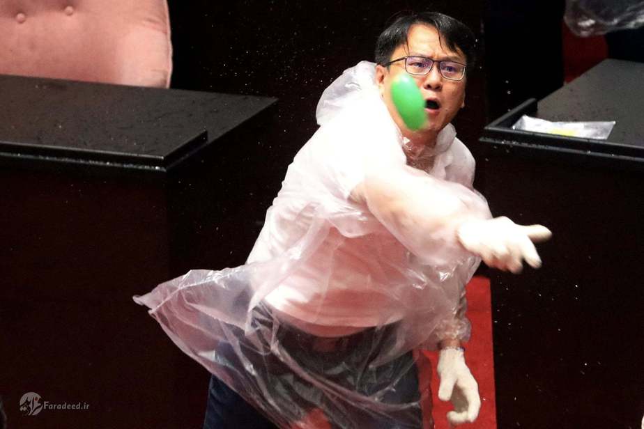 قانون‌گذاری در حالِ پرتاب کردنِ کیسه آب عکاس: Ann Wang/Reuters 