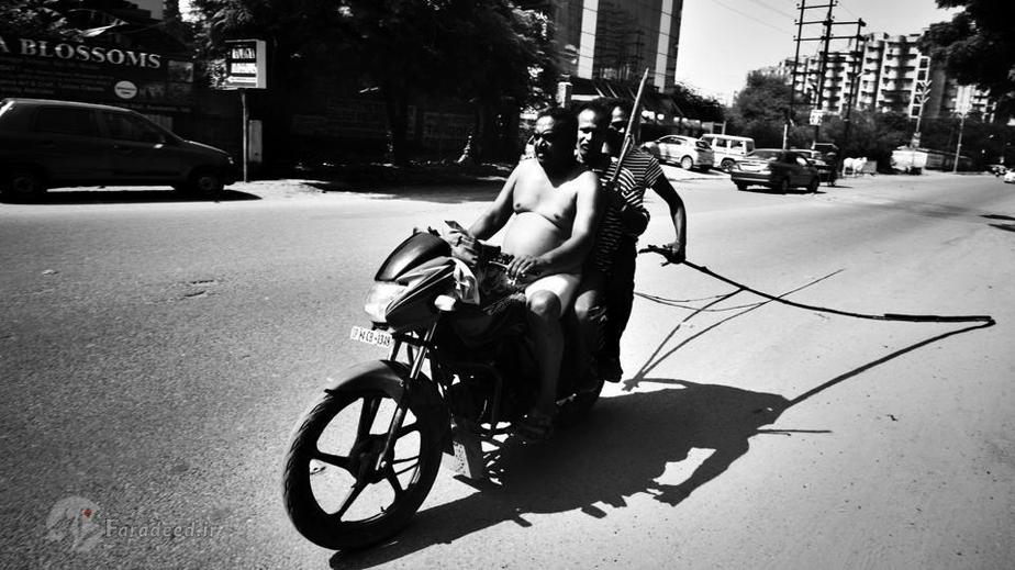 کارگران تخلیه فاضلاب برای کار به منطقه ای از دهلی نو اعزام میشوند؛ با وجودی که این شغل از هیچ منزلت اجتماعی برخوردار نیست اما نبود آن برای دهلی نو با جمعیت 25 میلیونی فاجعه بار خواهد بود.