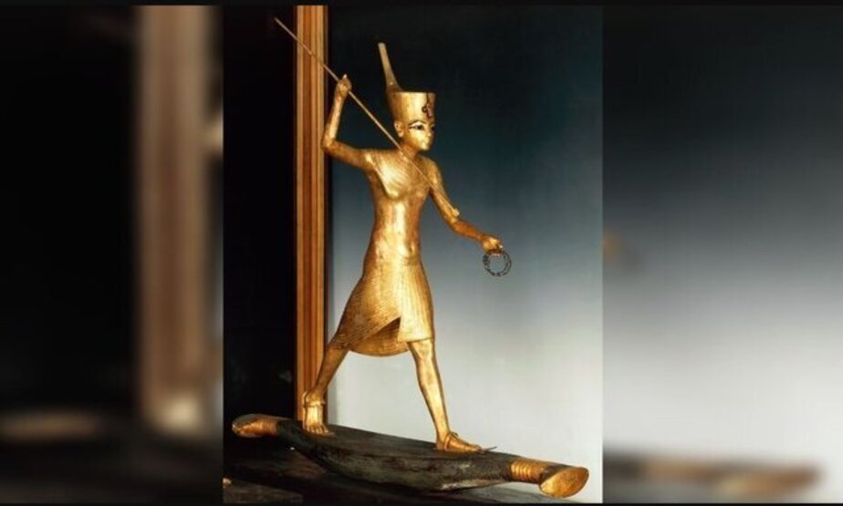 این مجسمه کوچک که در مقبره توت‌عنخ‌آمون پیدا شد، فرعون را حین شکار اسب آبی با استفاده از نیزه به تصویر می‌کشد. با وجود این‌که «توت‌عنخ‌آمون» وضعیت سلامت چندان مناسبی نداشت، اما بعید نیست که در زندگی واقعی تجربه شکار اسب آبی را داشته باشد 