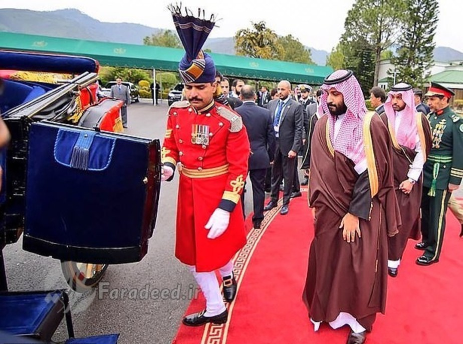بنسلمان در حال سوار شدن به یک کالسکه ی مخصوص برای رفتن به کاخ ریاست جمهوری در اسلام آباد.