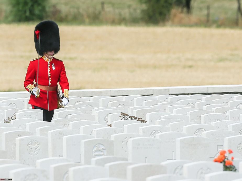 عضو گارد اتریش در گورستان نبردی در جنگ جهان اول در برژیک